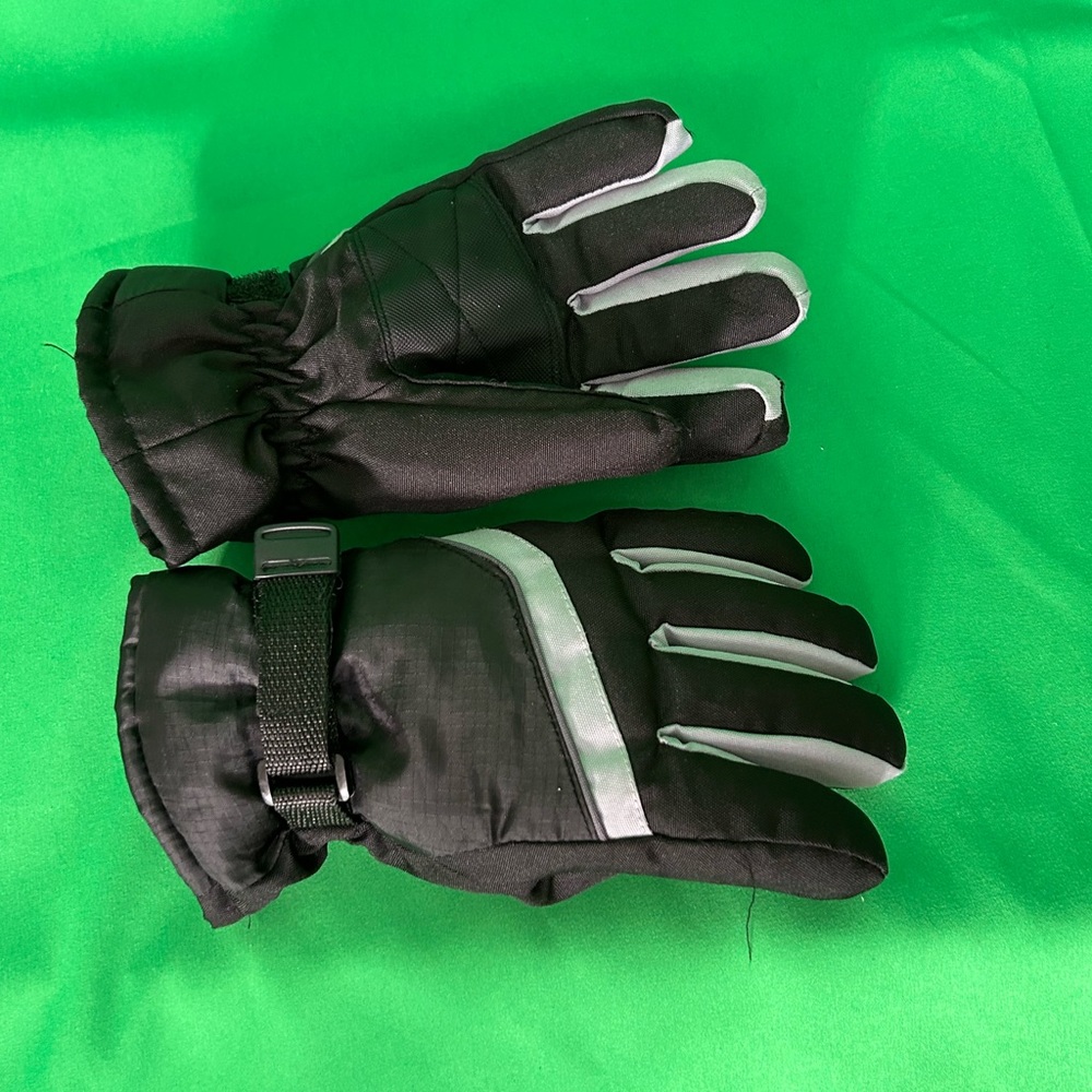 Falls Creek Kids Medium Size Insulated Gloves.